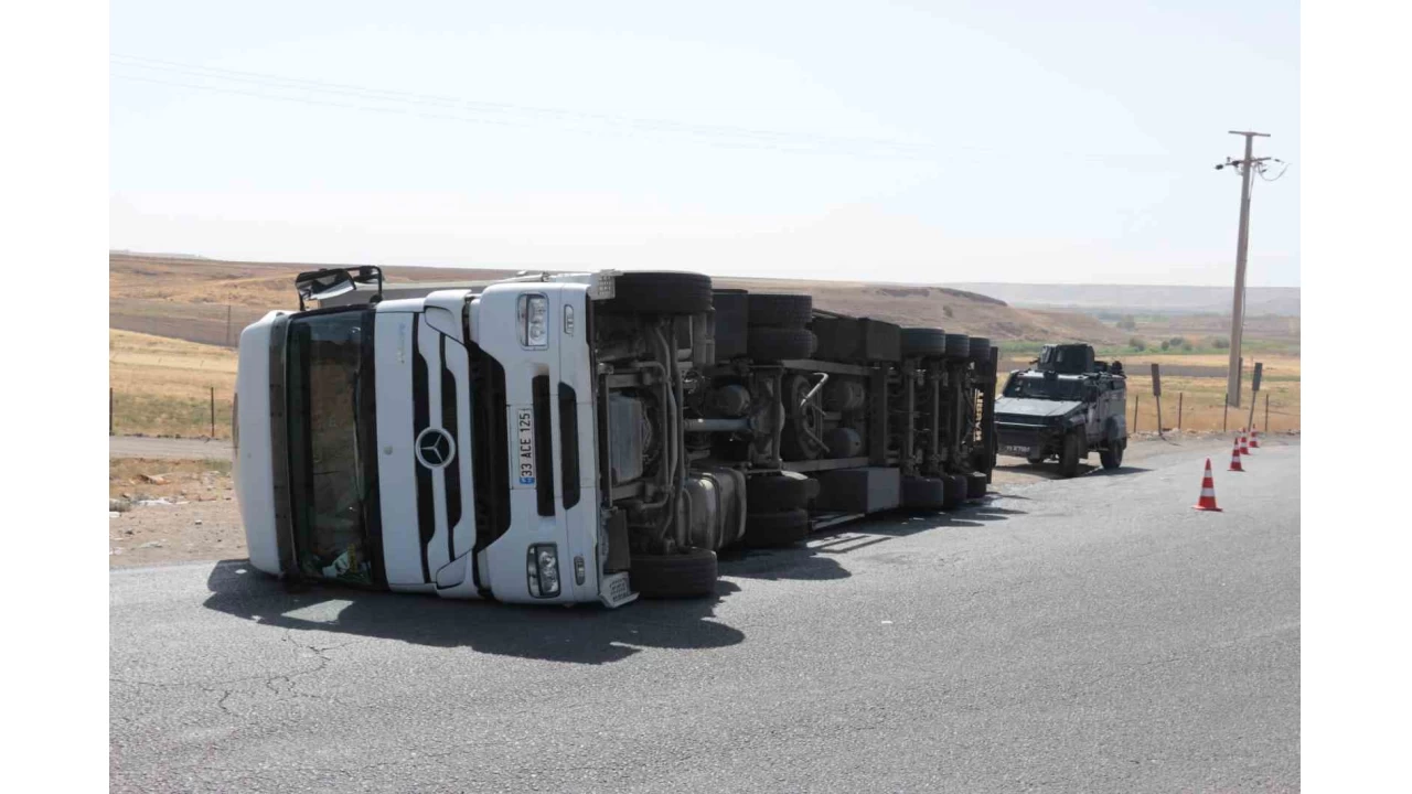 Cizre'de viraj� alamayan t�r devrildi