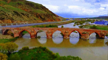 Çobandede Köprüsü hala göz kamaştırıyor