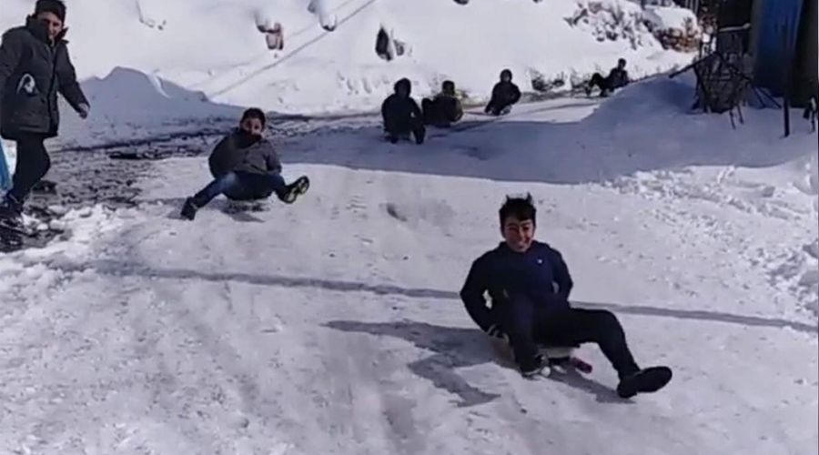 Çocuklar karın keyfini kayarak çıkardı
