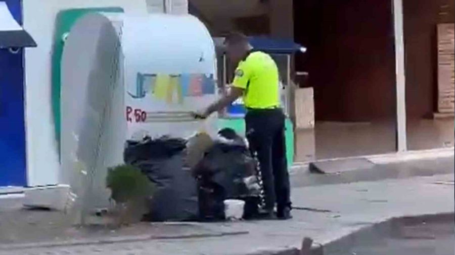 Çöpteki Türk bayrağını alıp ekip aracına bıraktı