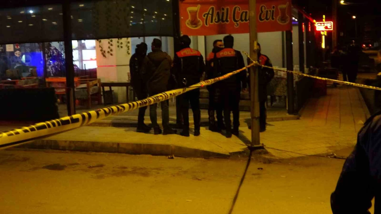 �orum'da kahvehaneye silahl� sald�r�: 5 yaral�