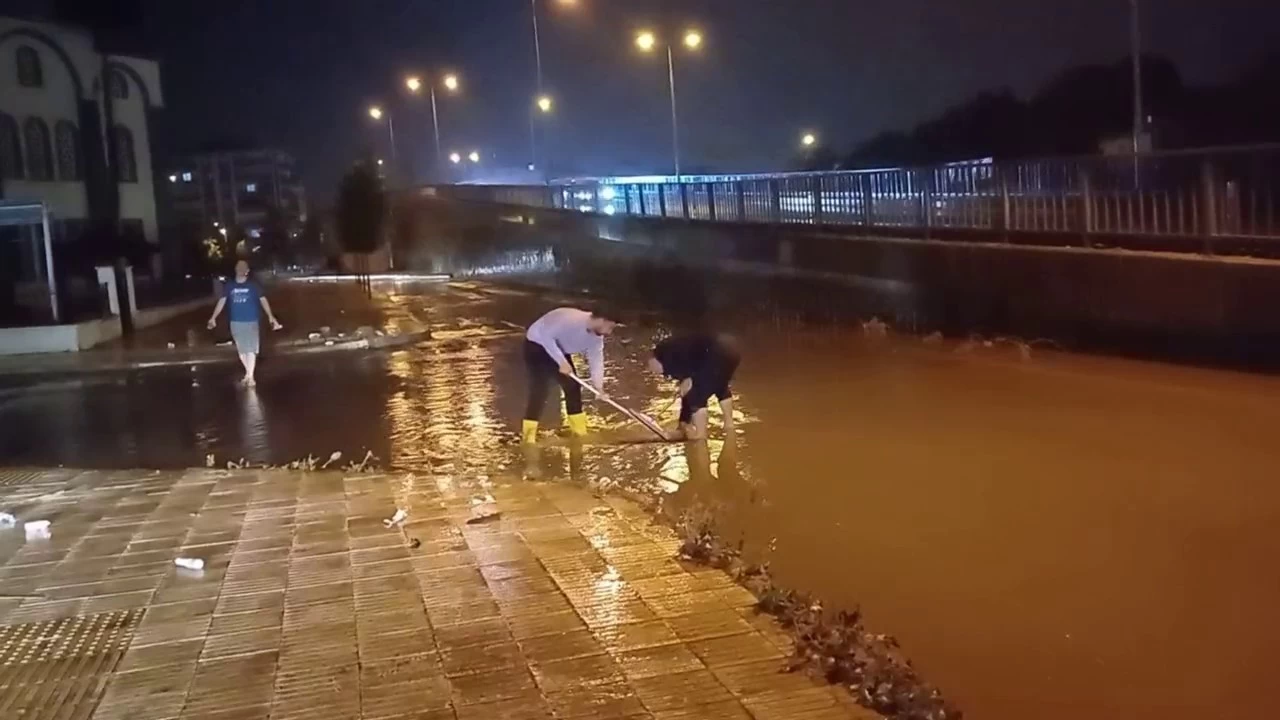 Çorum'da sağanak yağış hayatı olumsuz etkiledi