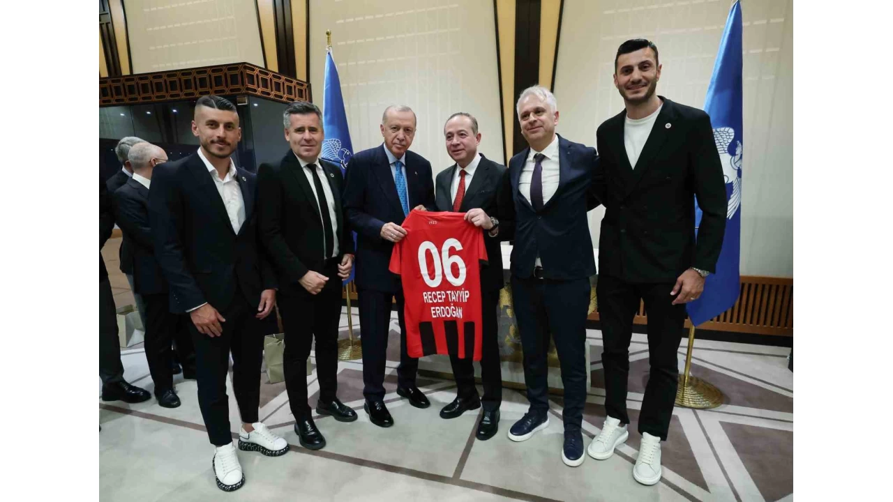 Cumhurbaşkanı Erdoğan, Süper Lig'e yükselen 3 futbol kulübünün başkanlarını kabul etti