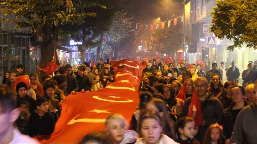 Cumhuriyet Bayram iin metrelerce bayrak atlar