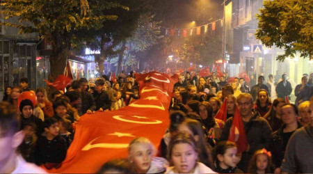 Cumhuriyet Bayram iin metrelerce bayrak atlar