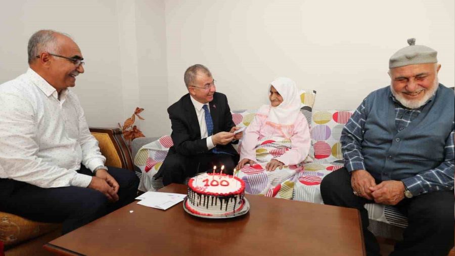 Cumhuriyet ile yaşıt Amasyalı Penpe nineye 100. yıl kimliği