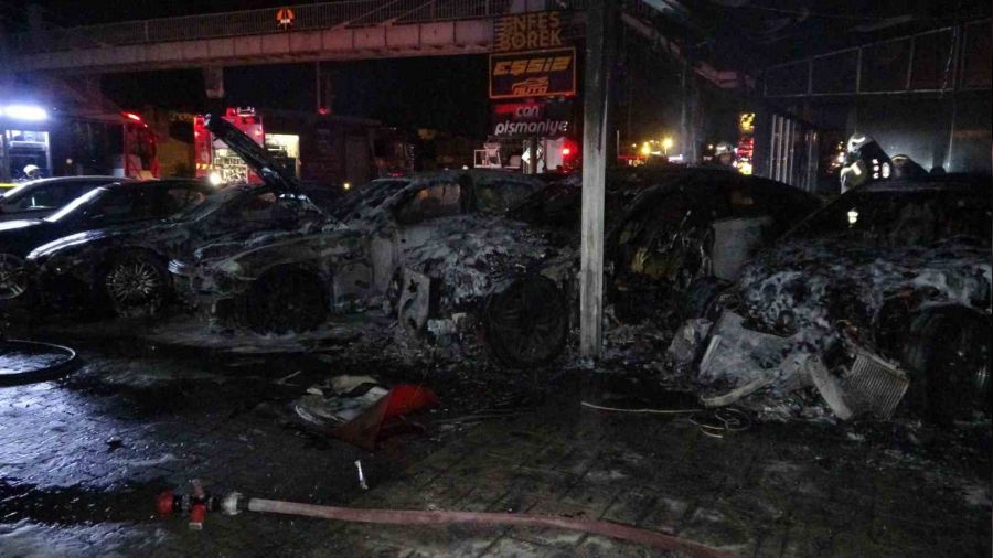 Daha �nce kur�unlanan galerideki l�ks otomobiller yand�