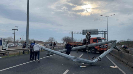 Damperi açılan kamyon direği devirdi