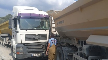 Dar virajda TIR'lar çarpıştı