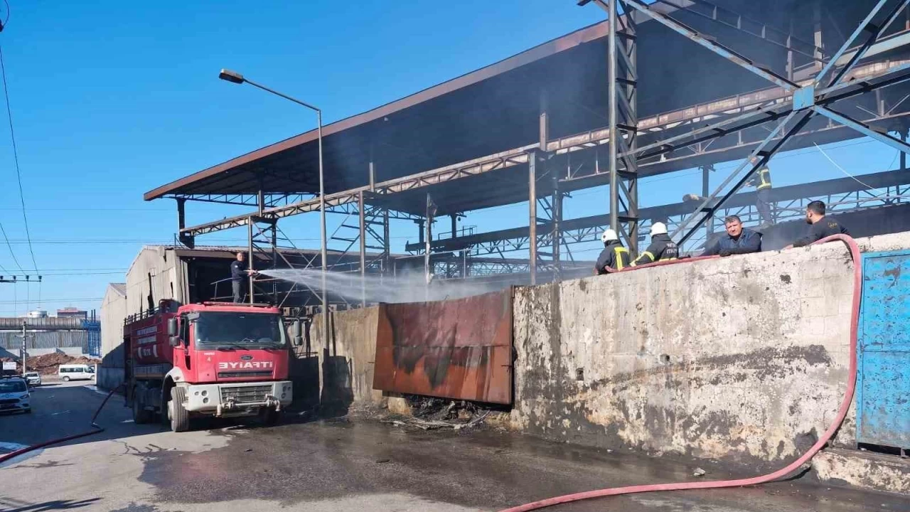 Demir �elik fabrikas�nda korkutan yang�n