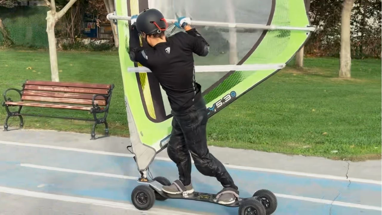 Deniz r�zgar�yla karada s�rf yapt�