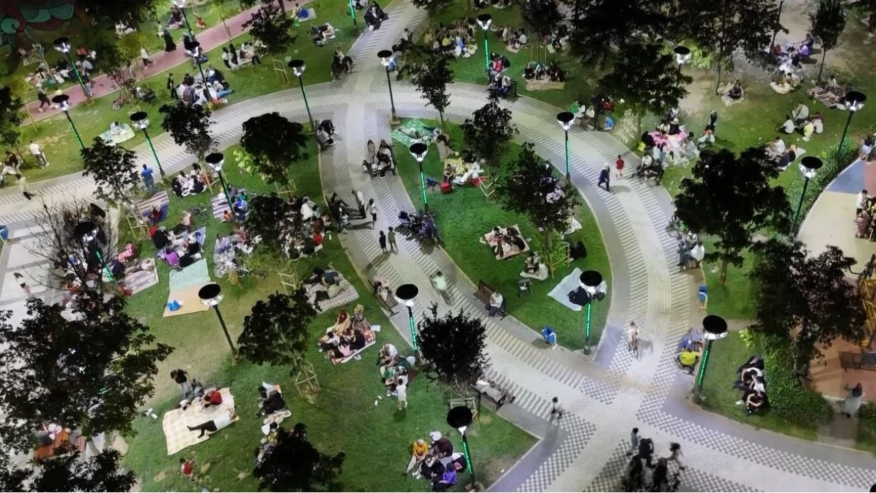 Deprem sonrası İstanbul'da vatandaşlar parklara akın etti