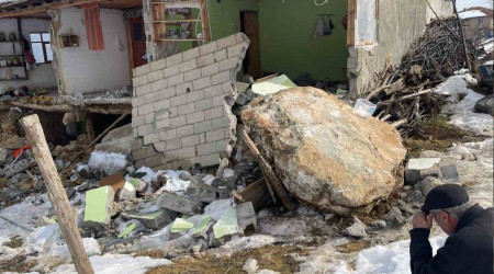 Depremde dağdan kopan kayalar evlerin üzerine düştü