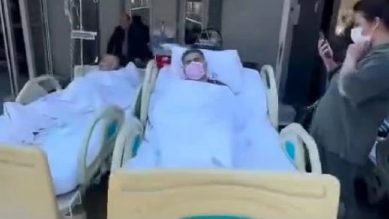 Depremde hastalar sedyelerle tahliye edildi