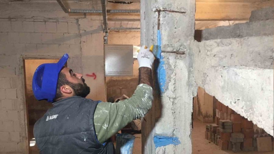 Depremden sonra Adanal� vatanda�lar kolon bak�m� yapt�r�yor