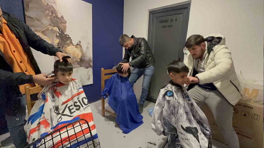 Depremzede �ocuklar� t�ra� ettiler