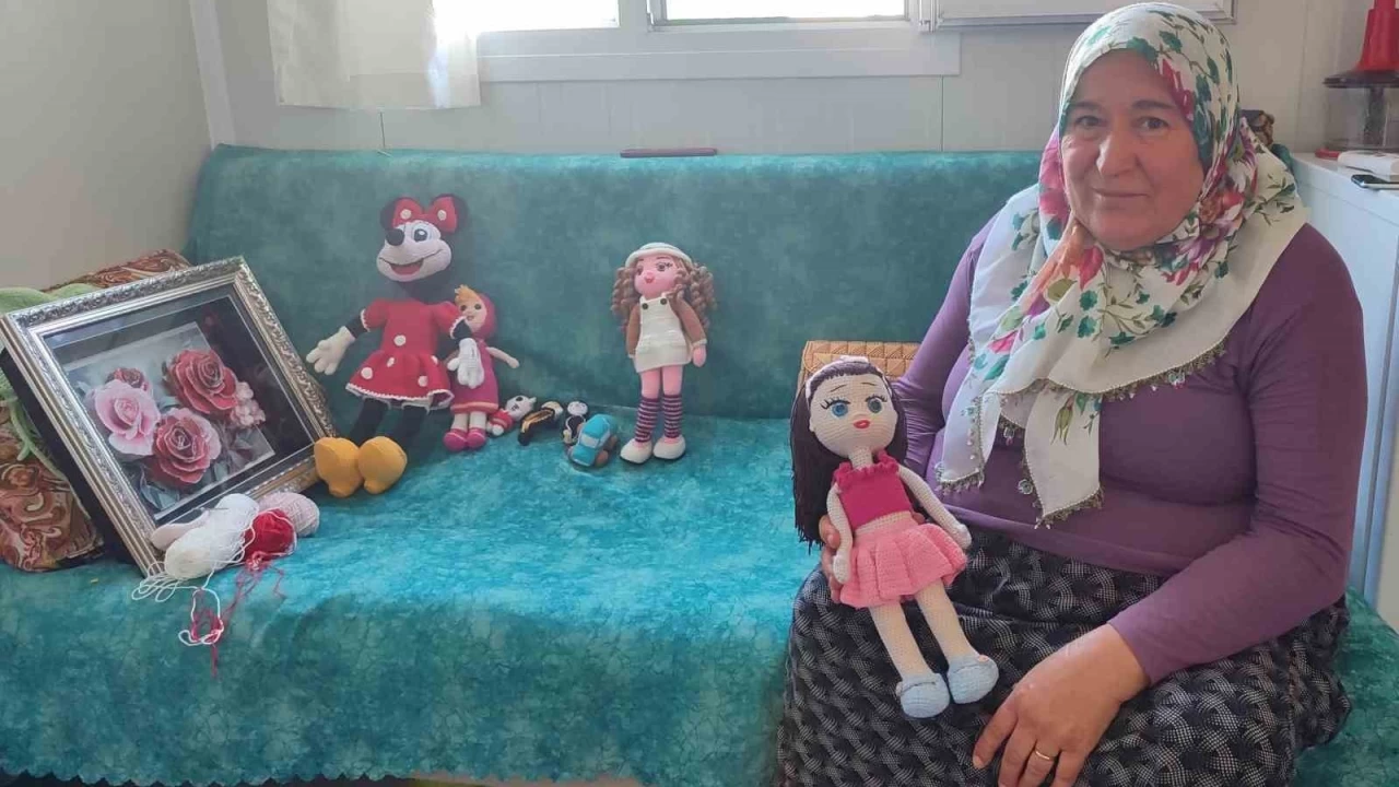 Depremzede kadın yaptığı bez bebeklerle geçimini sağlıyor