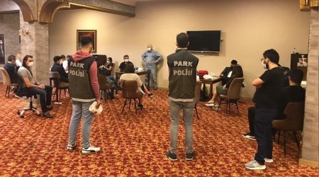 Dernekte kumar oynarken yakalandılar