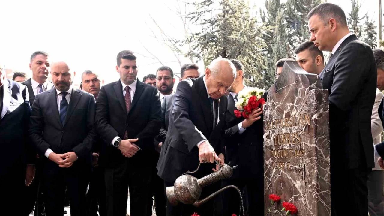 Devlet Bahçeli, Alparslan Türkeş'in kabrini ziyaret etti