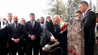 Devlet Bahçeli, Alparslan Türkeş'in kabrini ziyaret etti
