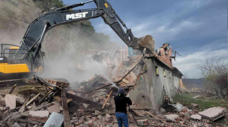 Devlet ormanındaki kaçak yapılara yıkım