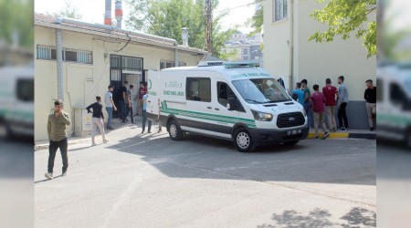 Direğe çarpan araç hurdaya döndü: 3 ölü