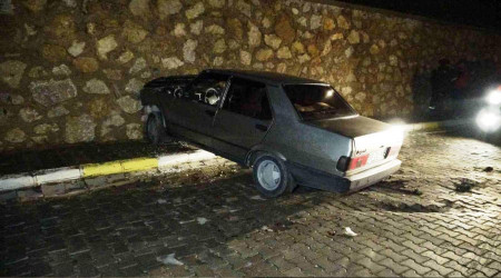 Direksiyon dersi alan genç kadın duvardan uçtu: 2 yaralı