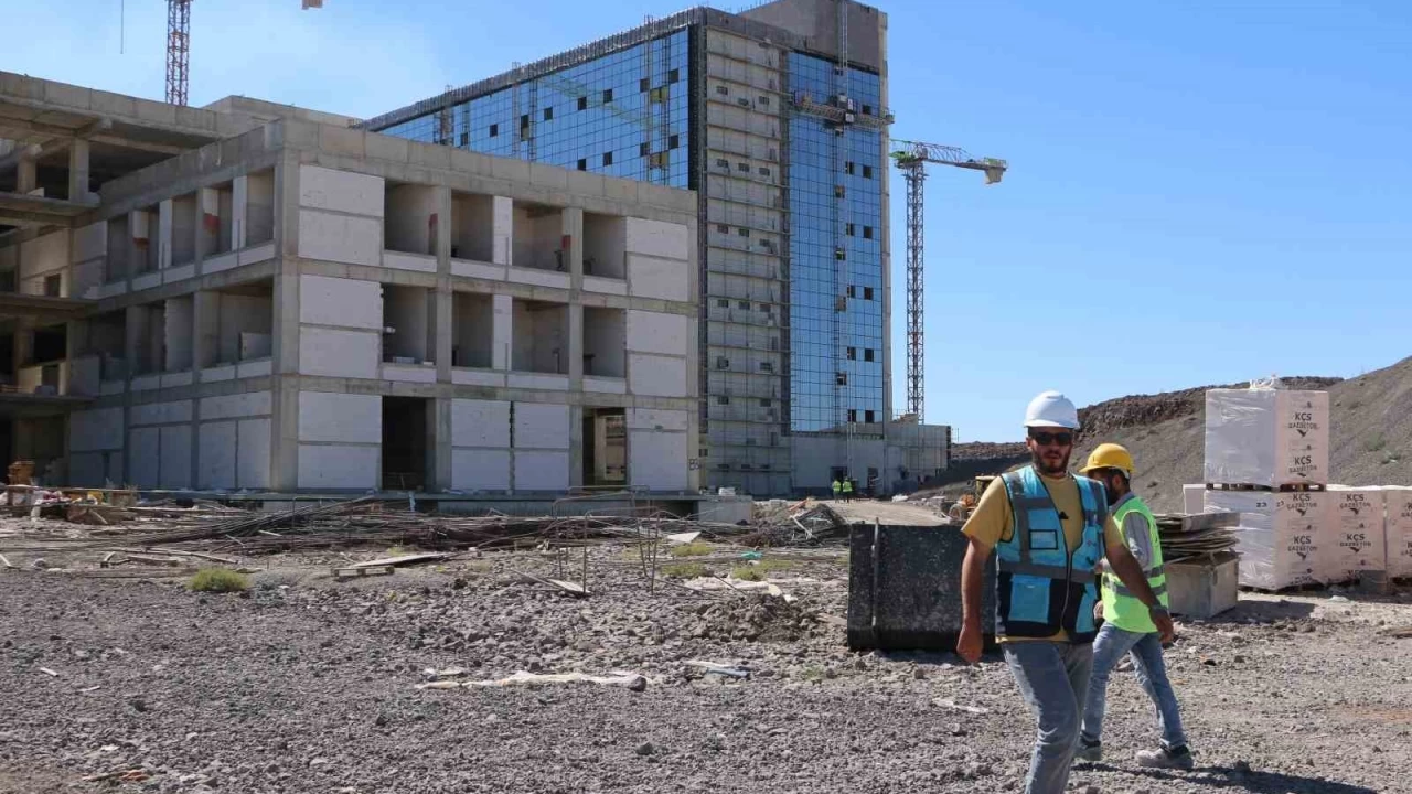 Diyarbakr ehir Hastanesi'nde inaat almalar hzla devam ediyor