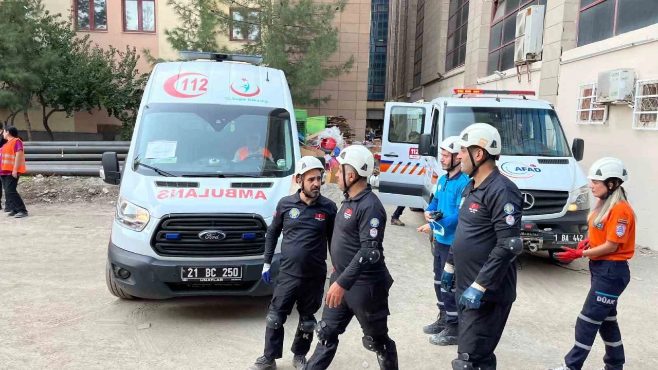 Diyarbakır'da ekiplerin deprem tatbikatı gerçeği aratmadı