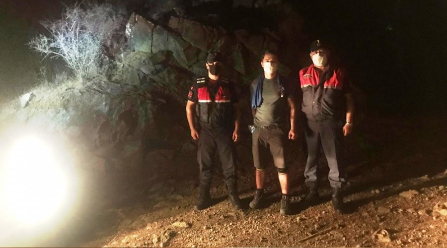 Do�a y�r�y���nde kaybolan turist buldu