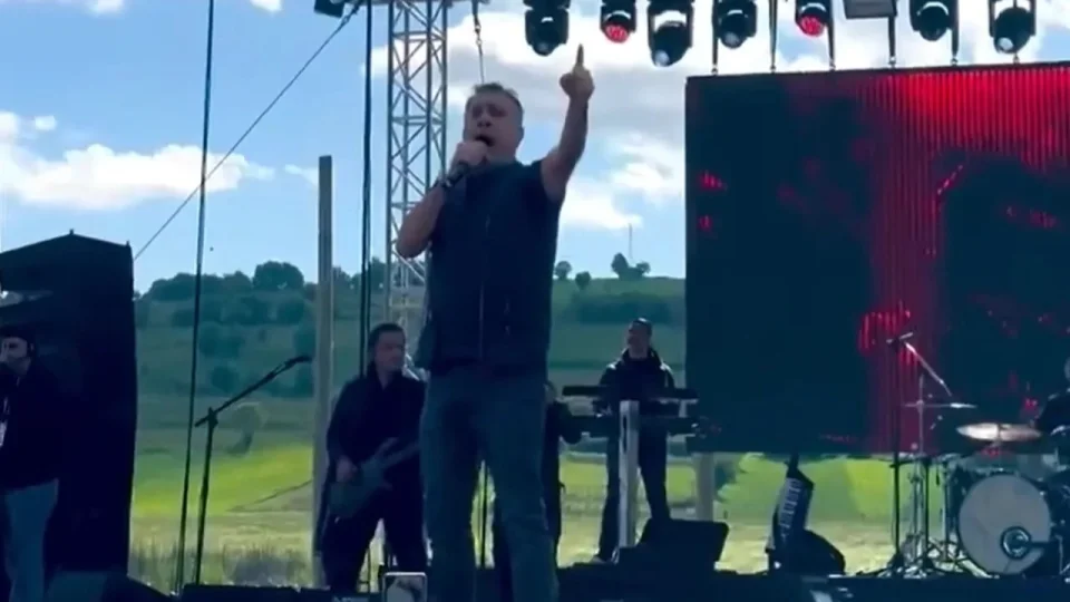 Doktorlar� dinlemedi, sahnede �ark�y� yar�da kesti! 