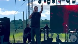 Doktorları dinlemedi, sahnede şarkıyı yarıda kesti!