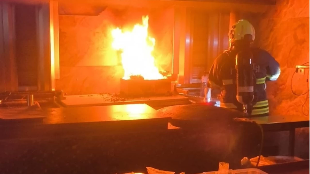 Dönercide kızartma makinesi alevlere teslim oldu