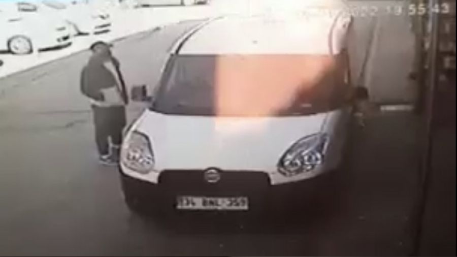 Dükkanın önündeki aracı çaldı