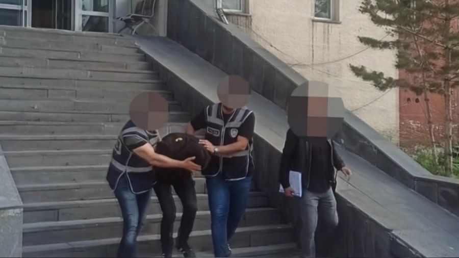 Duvarı delip 900 bin liralık altın çaldı