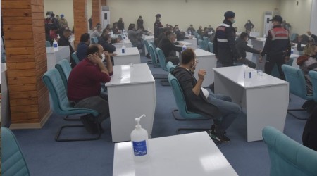Duvarı yıkılarak girilen binada 89 kişi kumar oynarken yakalandı
