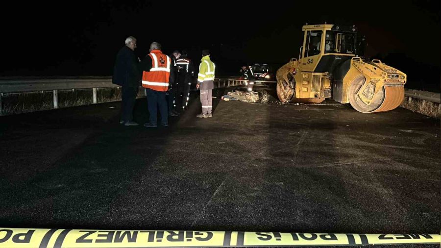 Düzce'de kapalı yola giren motosiklet silindire çarptı: 2 ölü