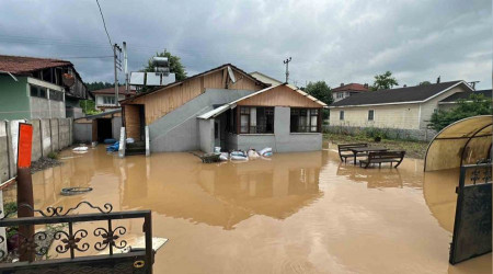 Düzce'de sağanak taşkına sebep oldu: Evleri su bastı