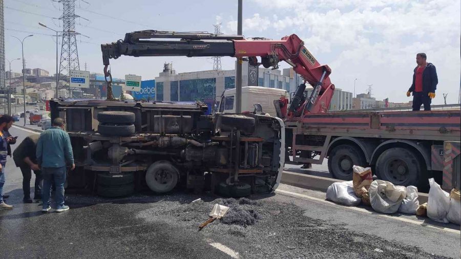 E-5 karayolunda metal yüklü kamyon devrildi