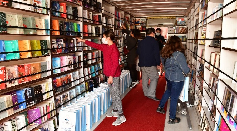 Edebiyat Otobüsü Çiğli'de
