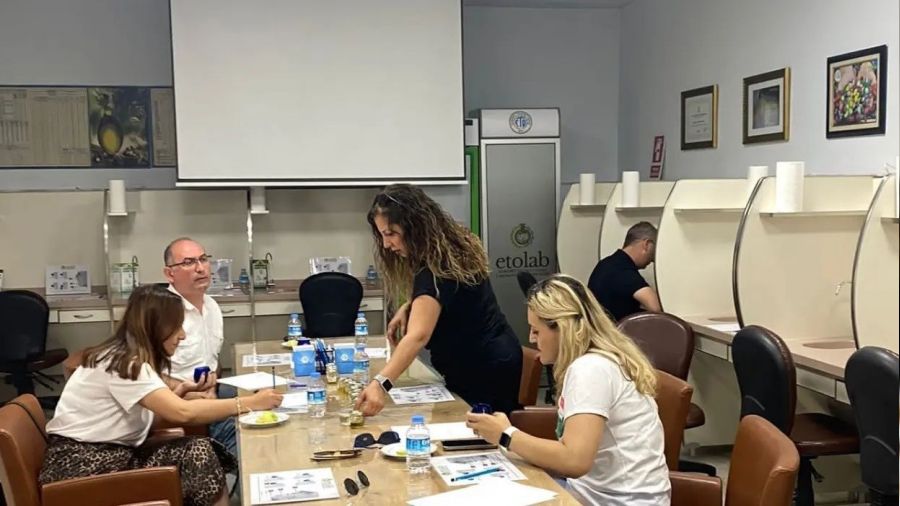 Edremit'te zeytinyağı tadım eğitimi yapıldı