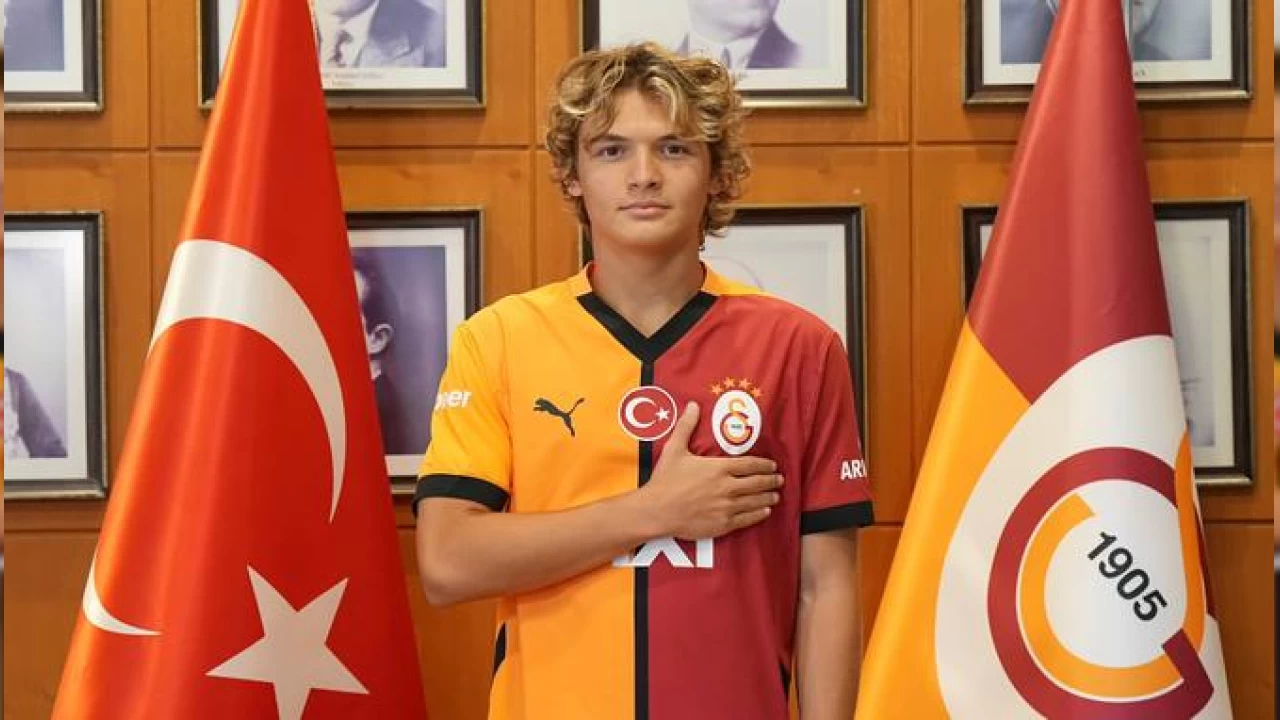 Efe ile profesyonel sözleşme imzalandı