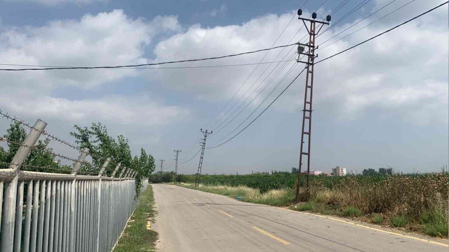 Elektrik ak�m�na kap�lan bir ki�i �ld�