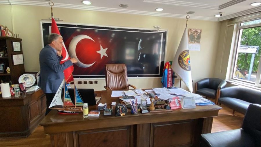 Ellerinde levyelerle belediye binasna saldrdlar