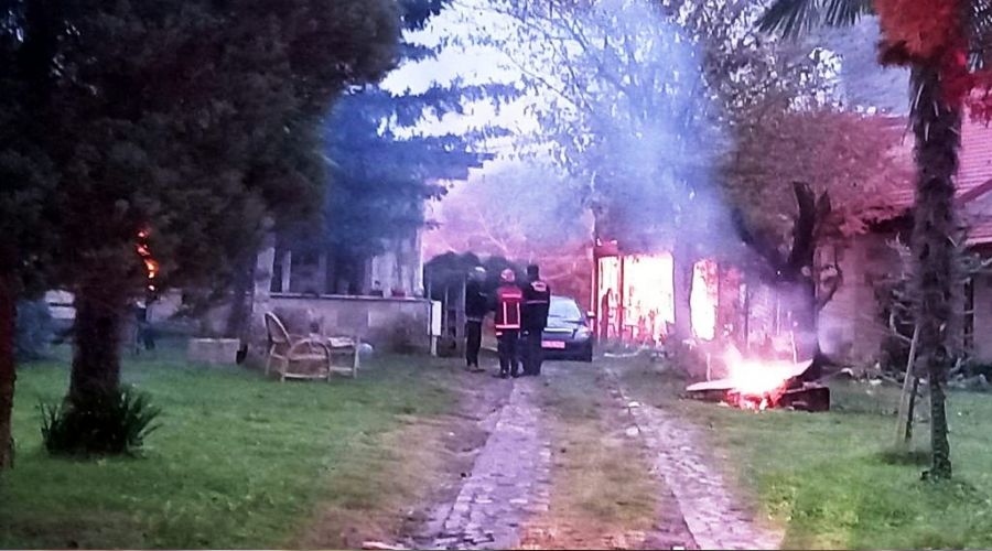 Emekli generalin iki evini ateşe verdiler