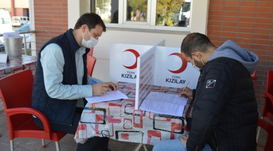 Emniyet M�d�rl���'nden K�z�lay'a kan ba����