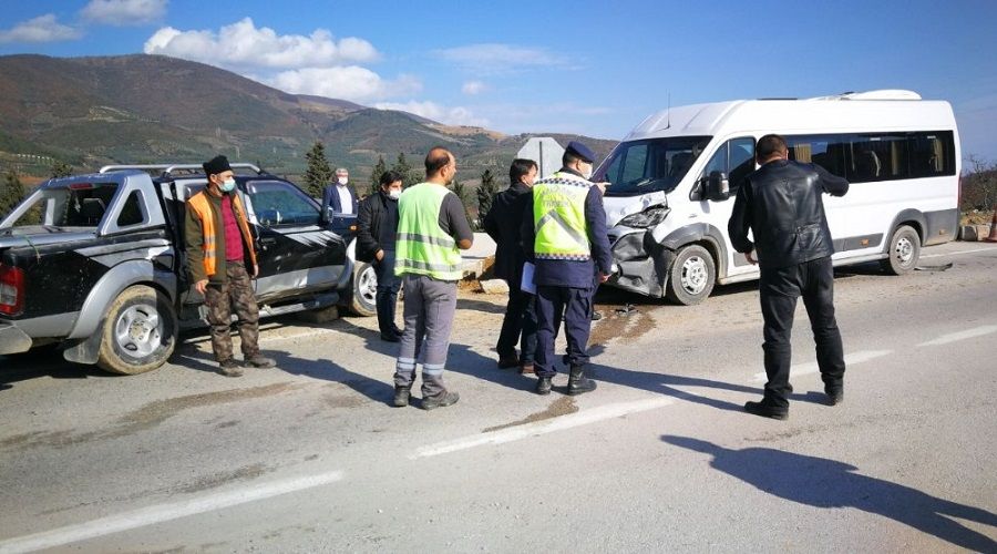 Engelli ��rencileri ta��yan servis kaza yapt�