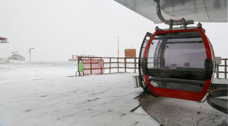 Erciyes Kayak Merkezi'ne lapa lapa kar yağdı