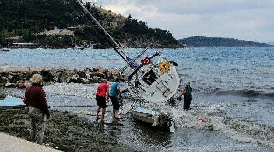 Erdek'te �iddetli lodos teknelere zarar verdi