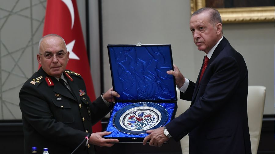 Erdo�an'dan MGK toplant�s�nda hediye ve madalya takdimi